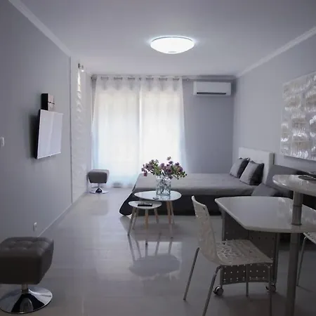 Stylish In Only 50 Meters From ! Apartament Nicea